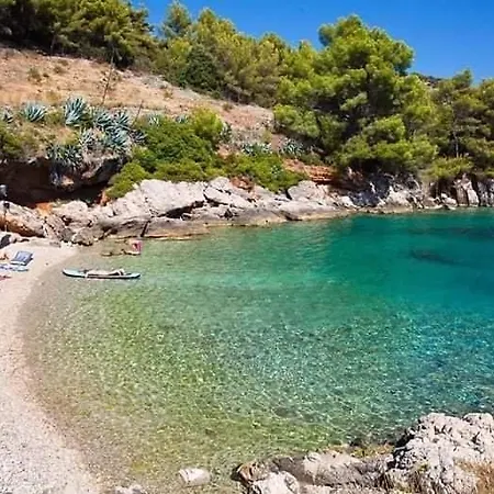 Robinson Medvidina Bay * Zastražišće