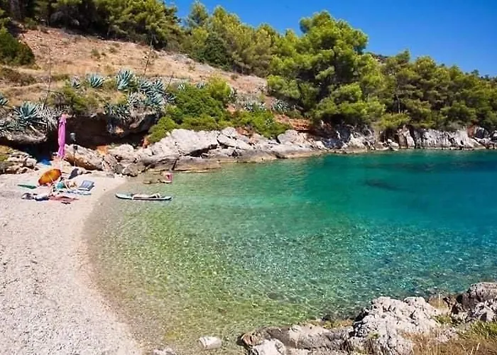 Robinson Medvidina Bay * Zastražišće